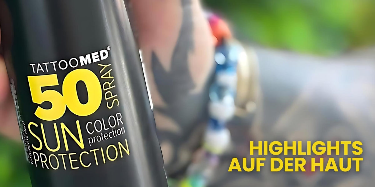 Tätowierte Hand hält TattooMed sun protection spray 50 lsf vor grünen Pflanzen, Sonnenschutz für Tattoos, TattooMed sun protection, Sommer-Tattoo-Pflege