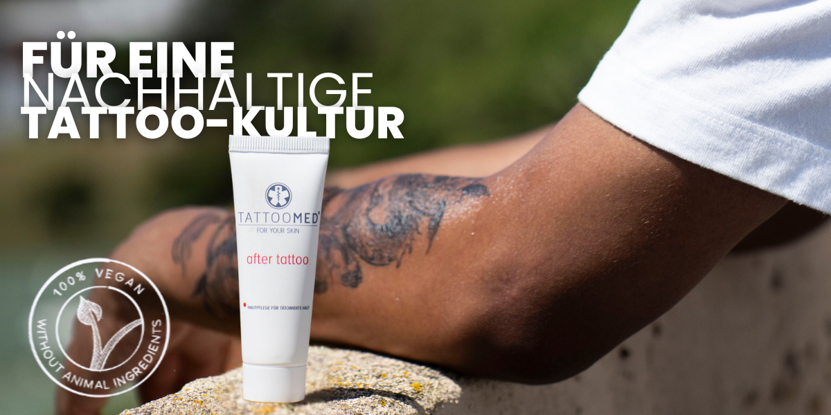 Tätowierte Arme in der Sonne vor Natur-Hintergrund, Tattoo-Pflege after tattoo, Logo Vegan