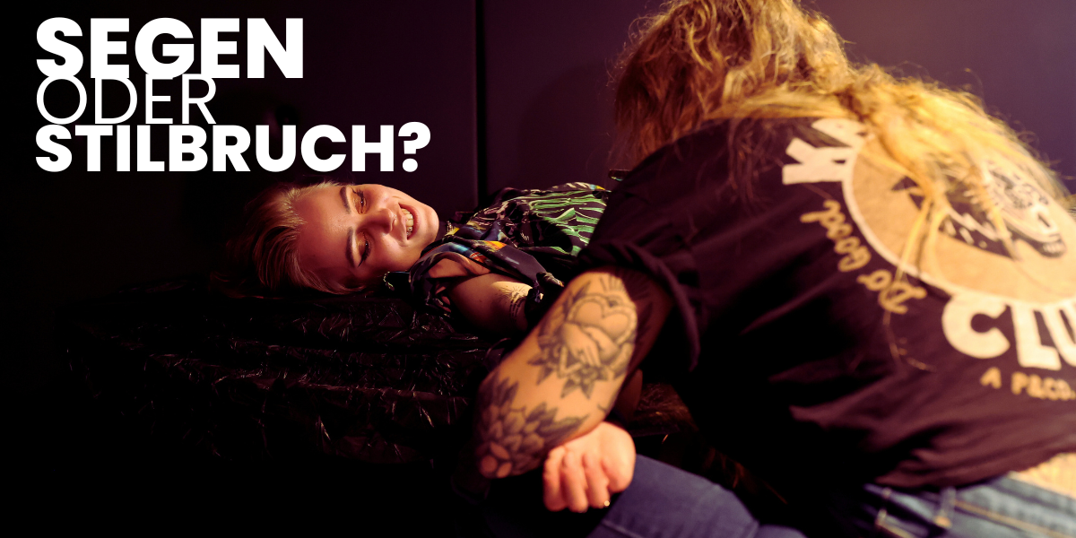 Tattoo Artist tätowiert Frau