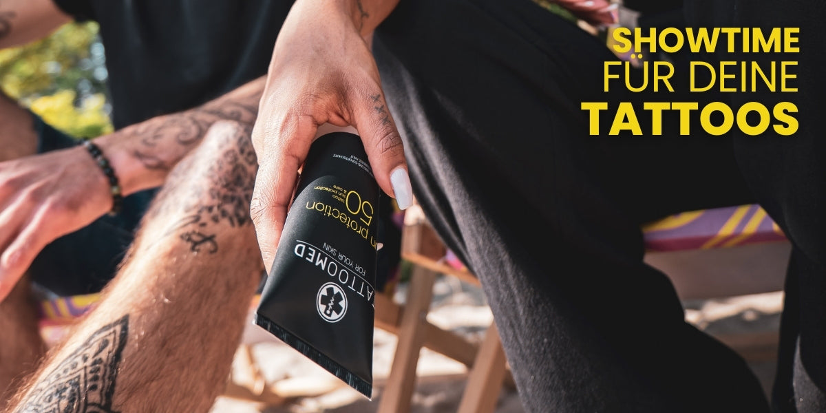 Ein Mann und eine Frau sitzen zusammen draußen und unterhalten sich über Tattoopflege