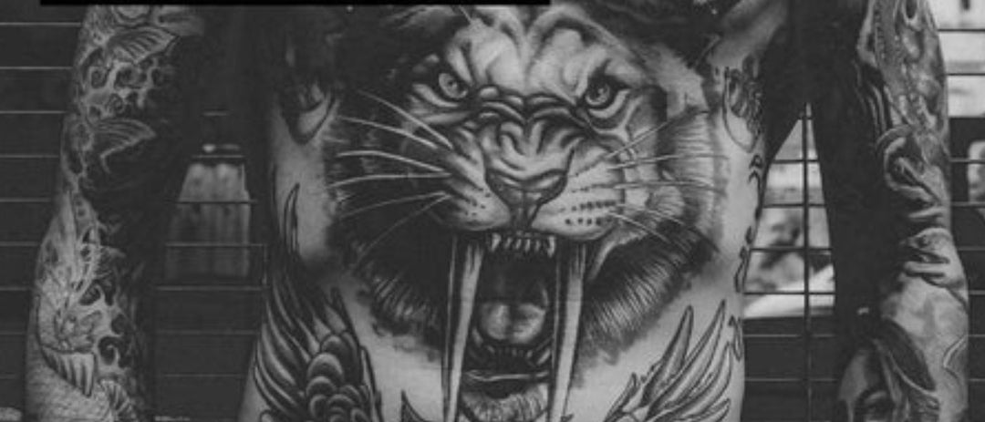 Vom kleinen Tattoo zum großen Chestpiece: Tattoos miteinander verbinden