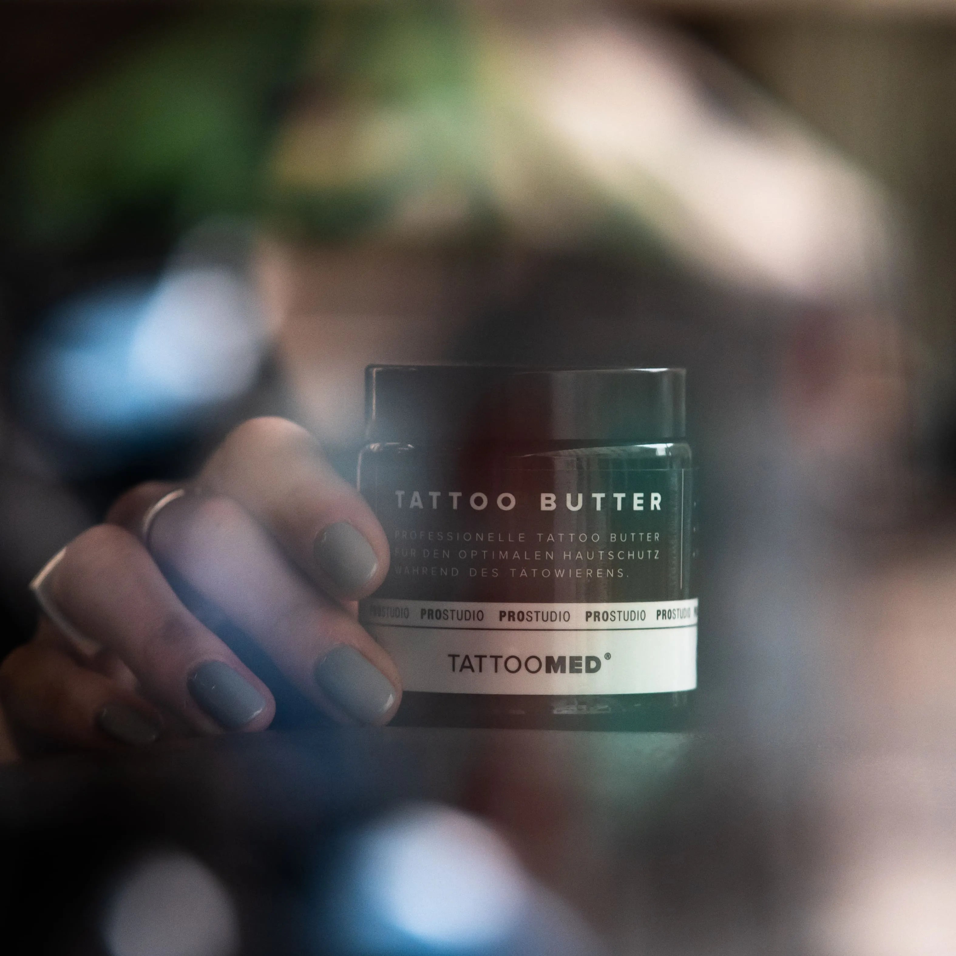 TattooMed® Tattoo Butter 120ml wird in die Kamera gehalten