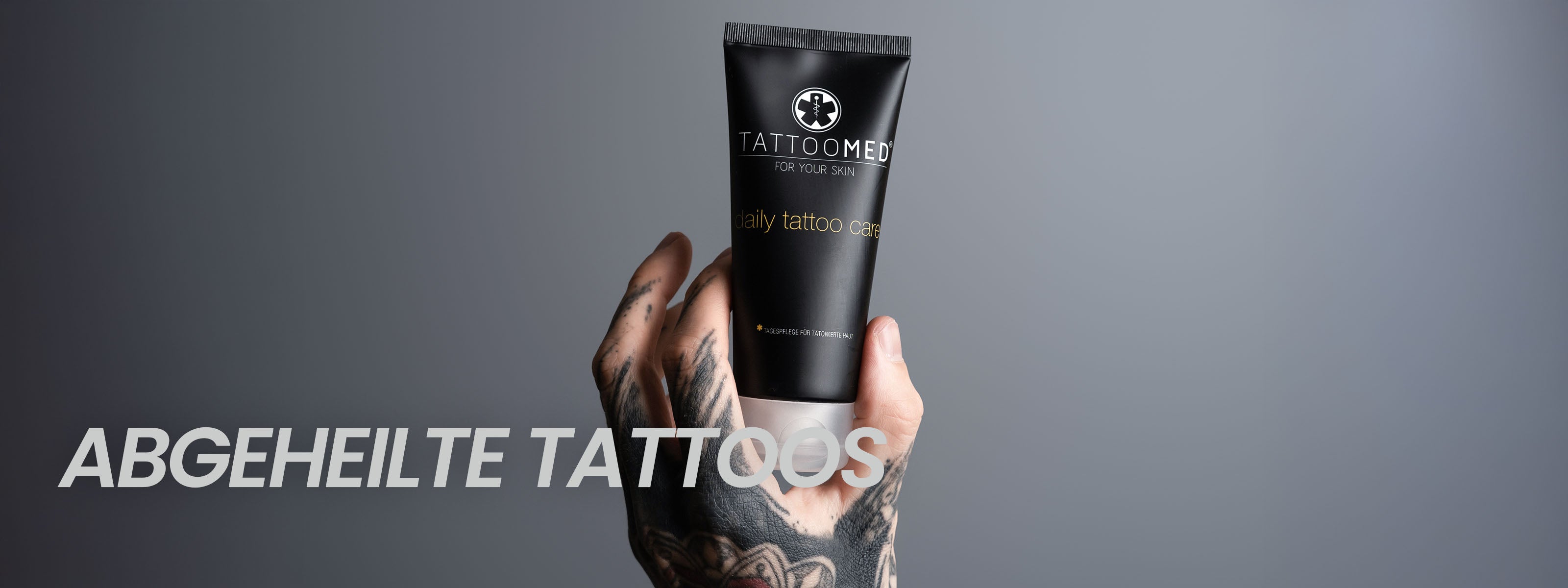 Tätowierte Hand mit TattooMed Tube