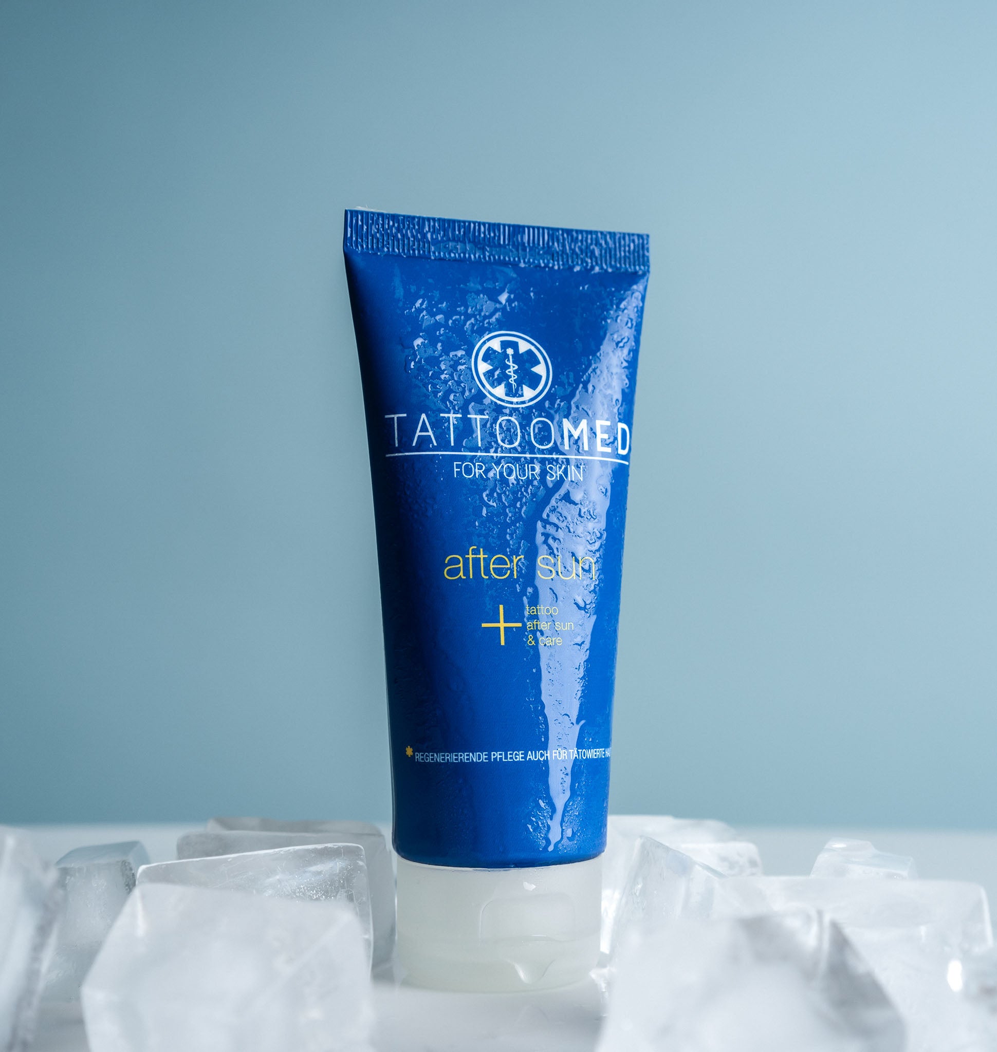 TattooMed After Sun umgeben von Eiswürfeln