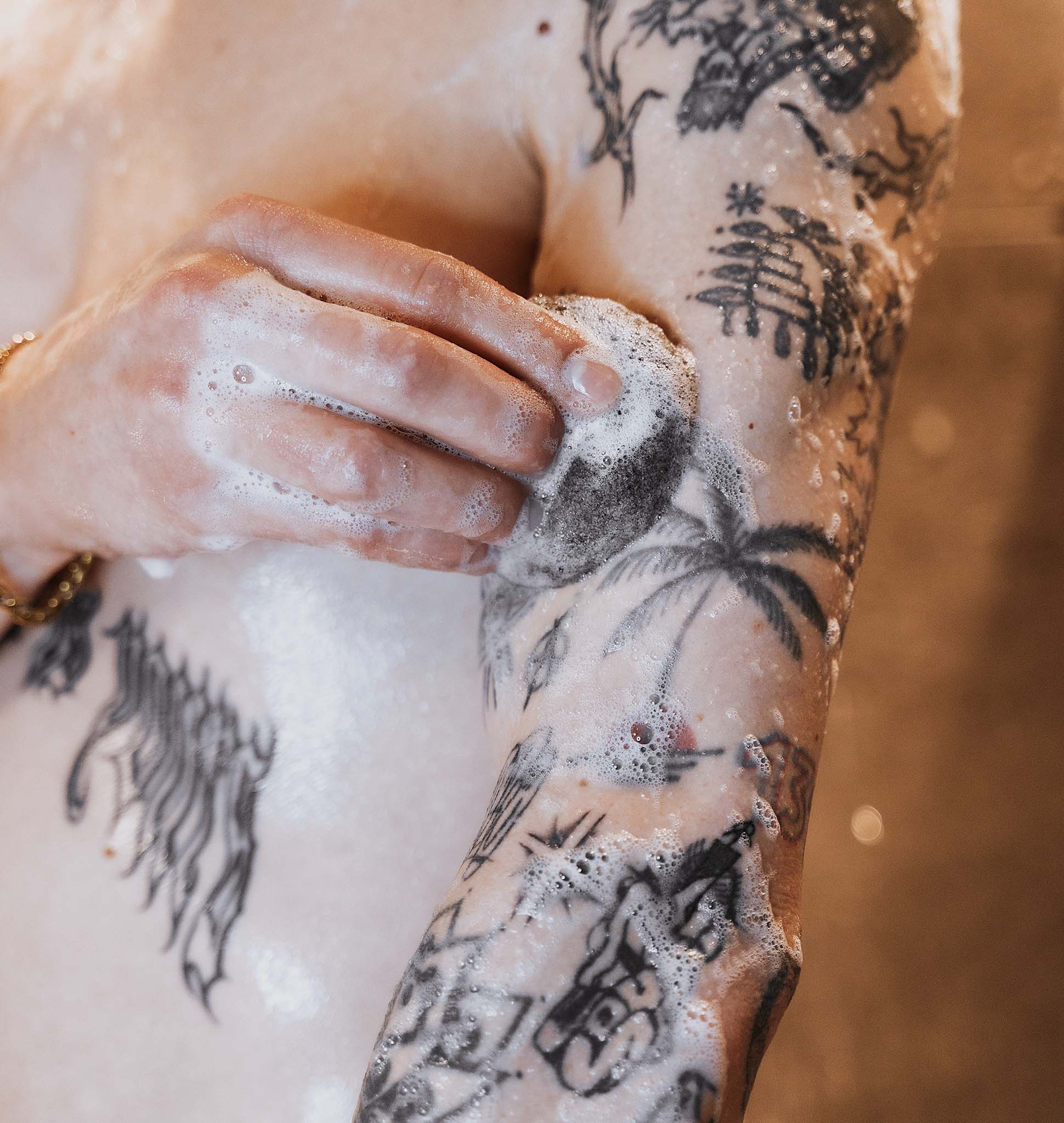 TattooMed Clean & Care Sponge Anwendung auf tätowierter Haut