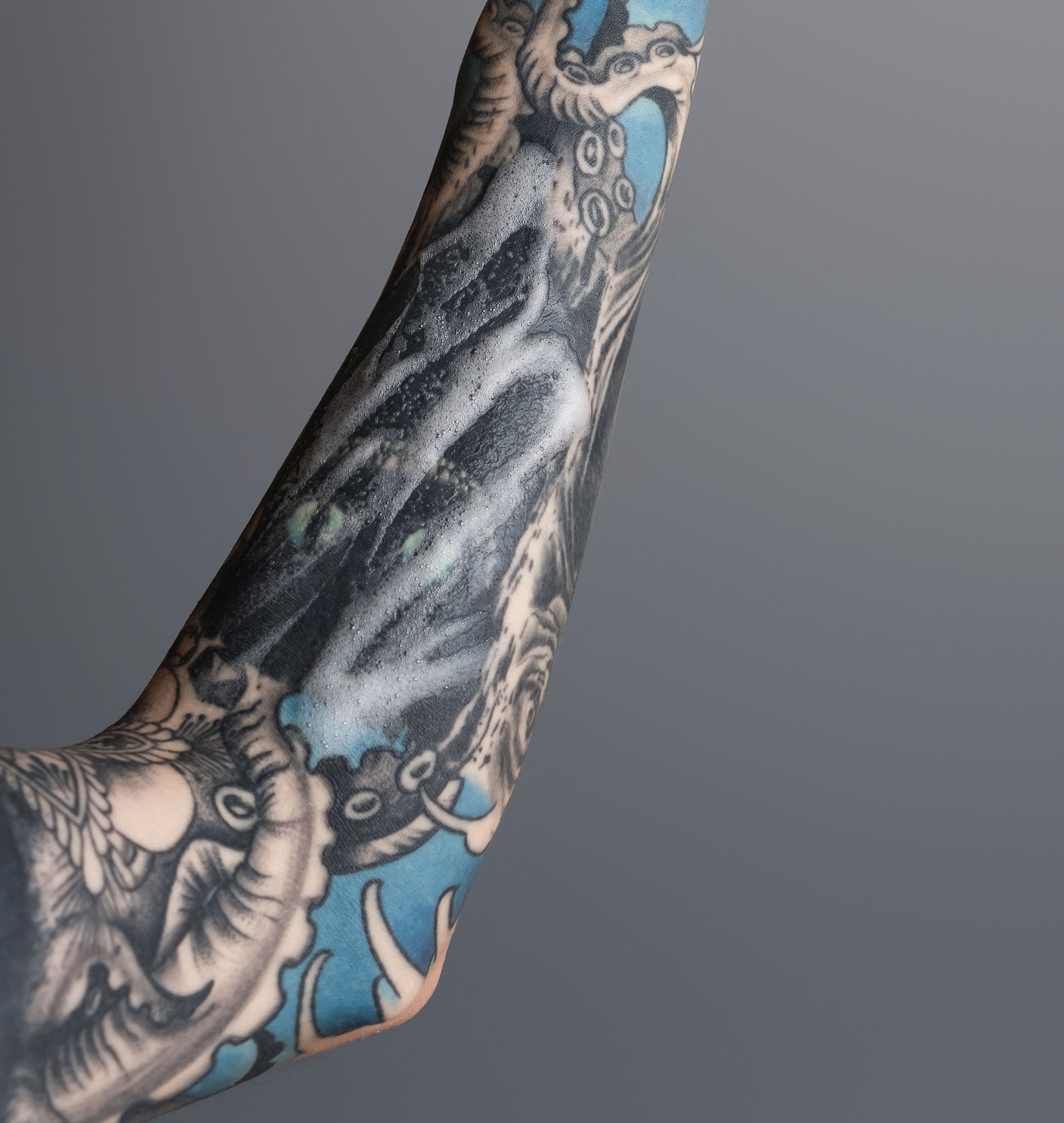 TattooMed Cleansing Gel Schaum auf tätowierter Arm