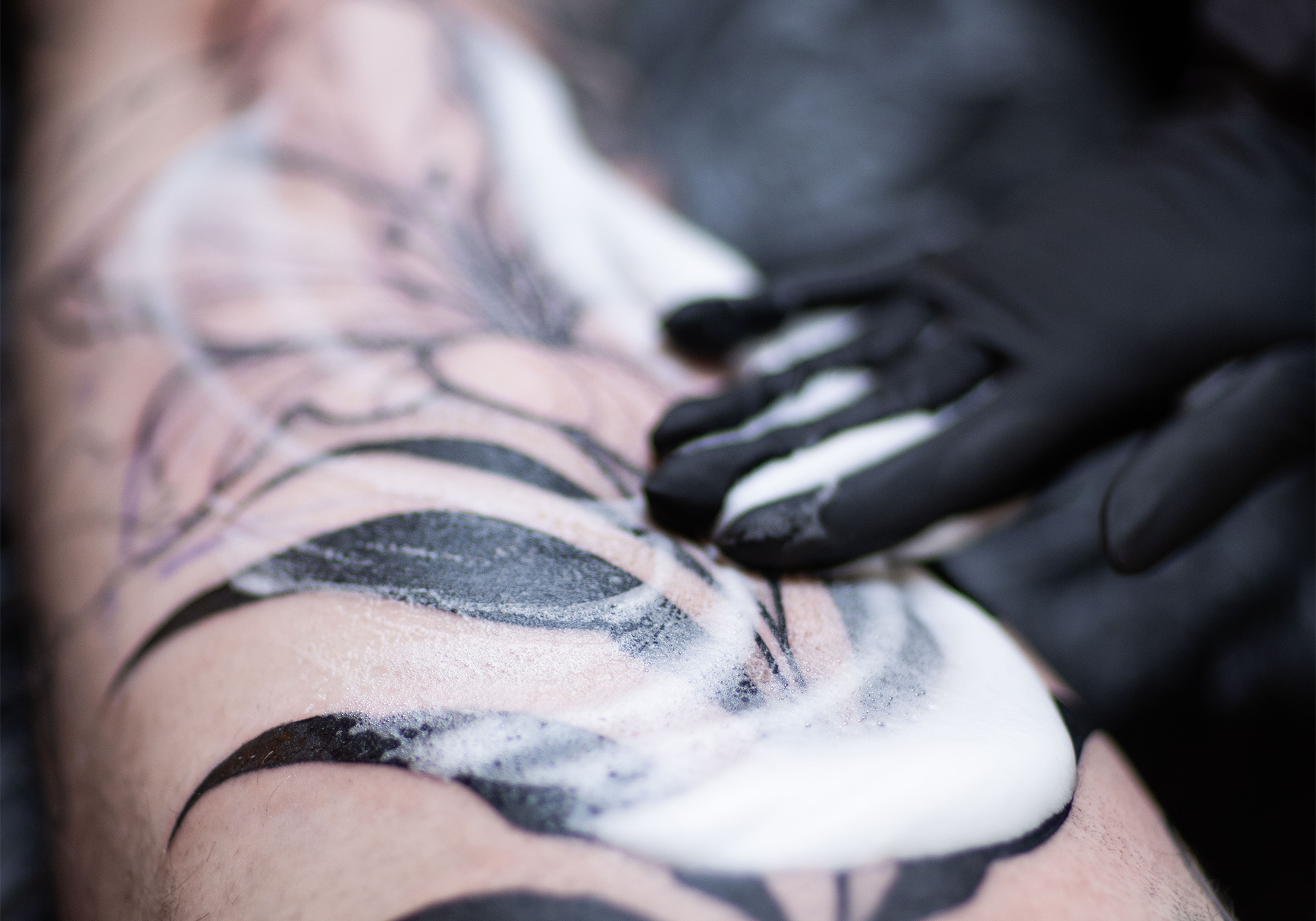 Tätowierter Arm mit TattooMed Tattoo Finish Pflege Schaum