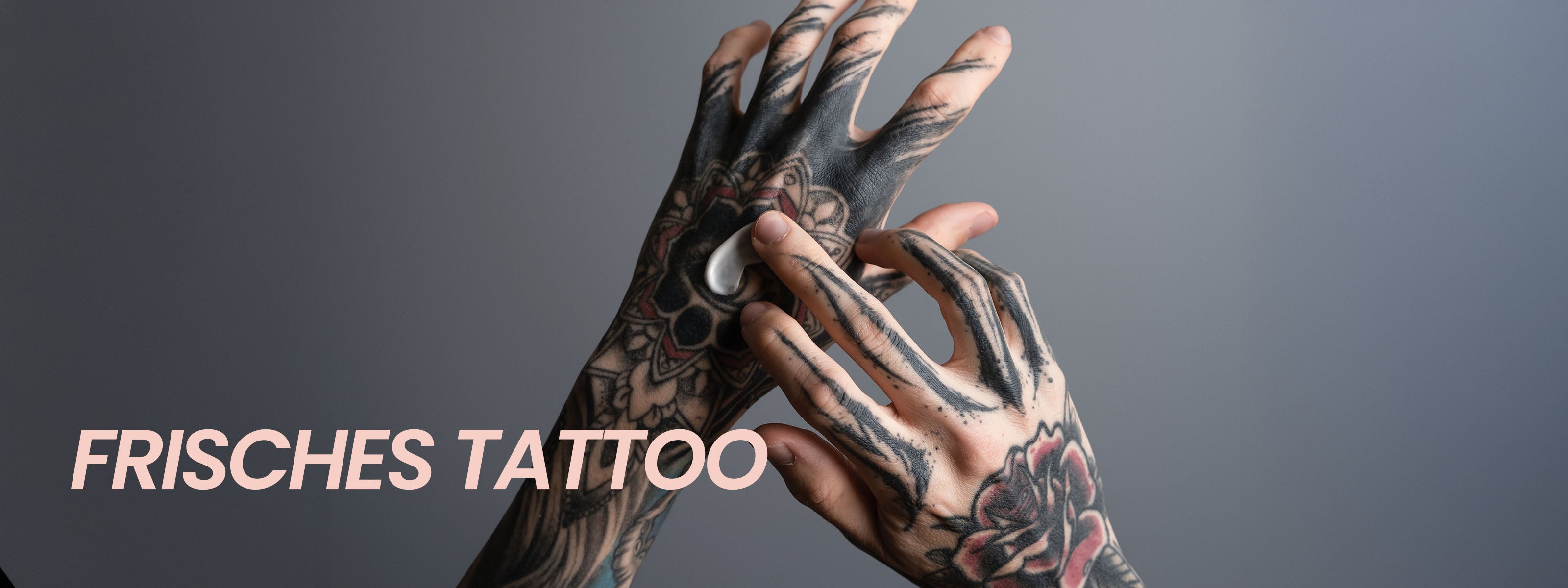 Tätowierte Hände mit Wundheilsalbe