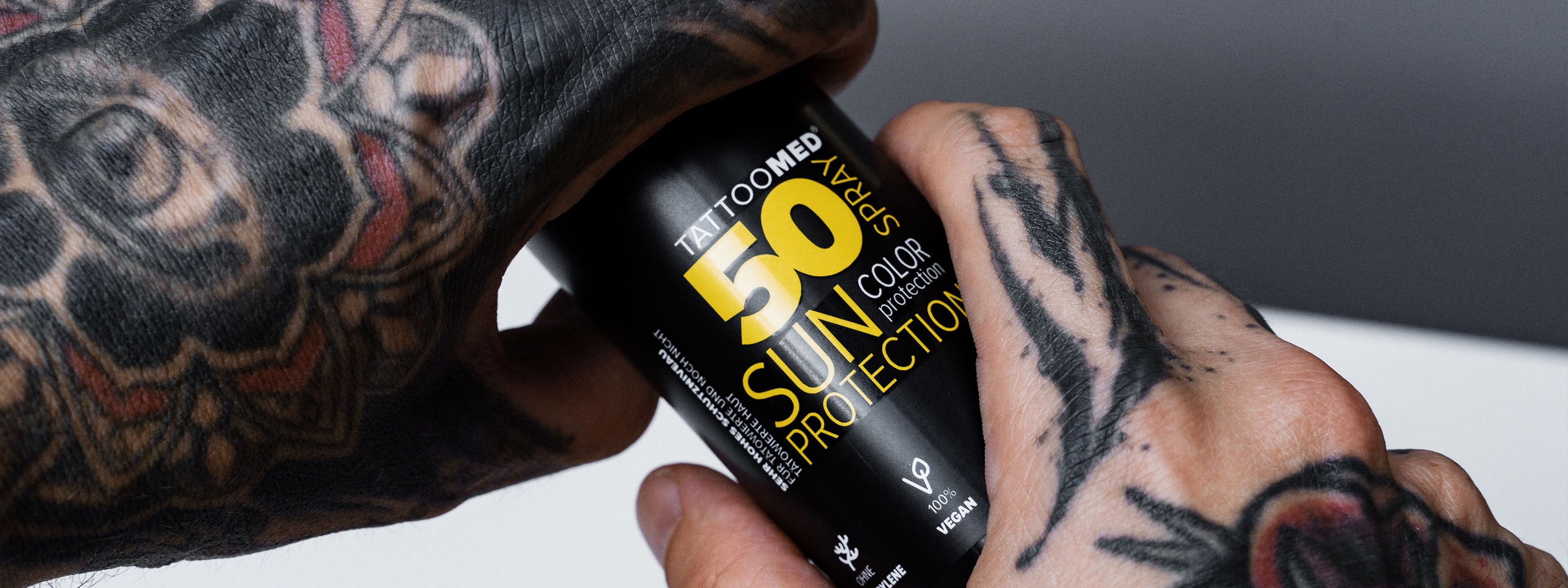TattooMed Sun Protection Spray LSF50 in tätowierter Hand