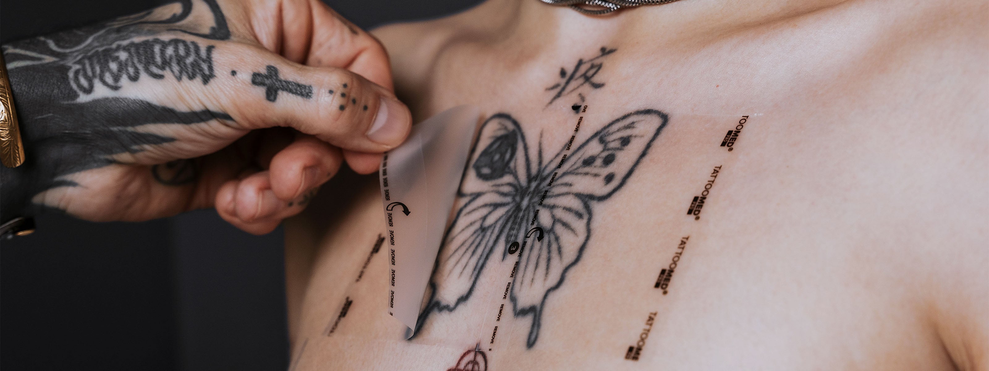 TattooMed Protection Film - wird auf ein frisches Tattoo aufgetragen