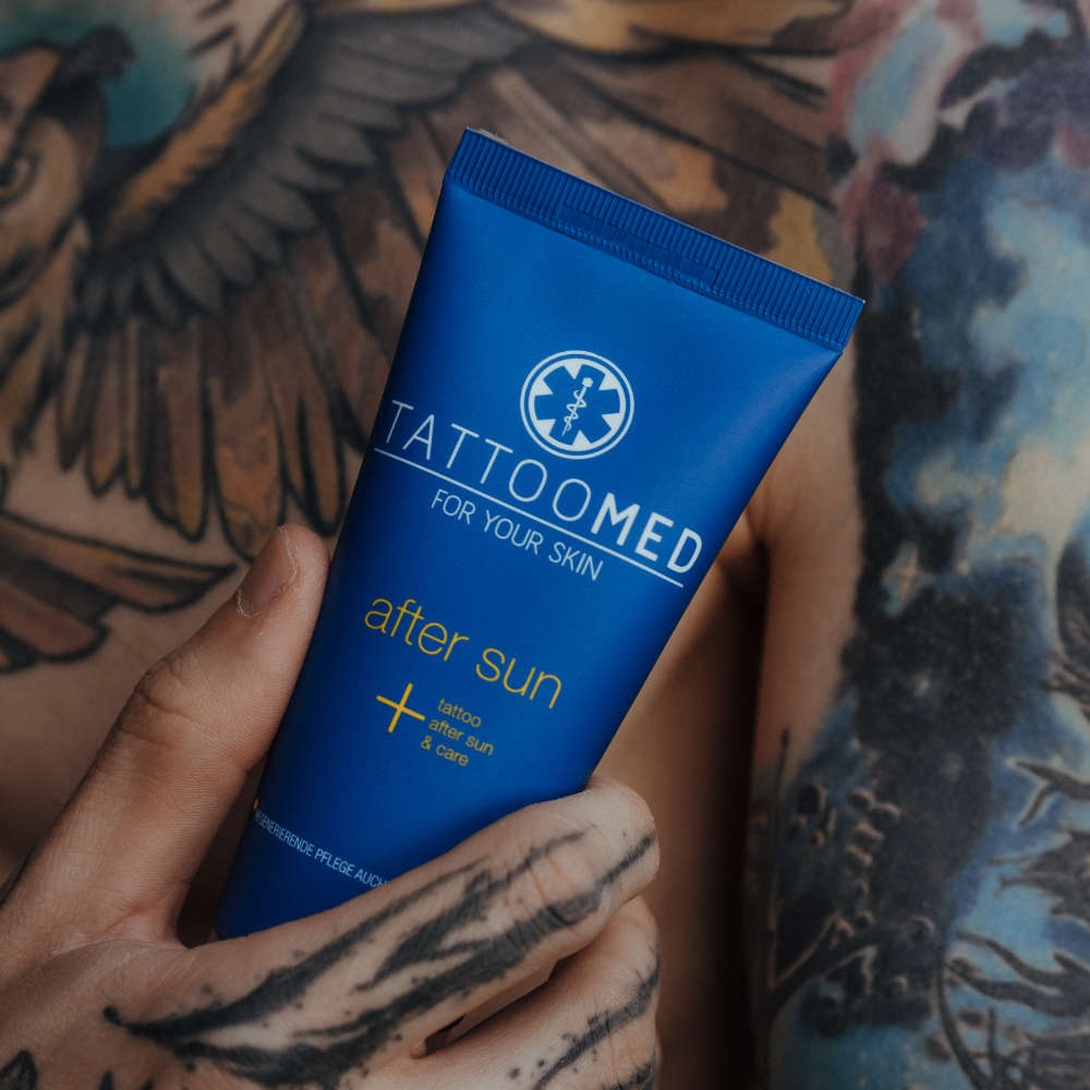 TattooMed® After Sun 100ml vor einer tätowierten Person