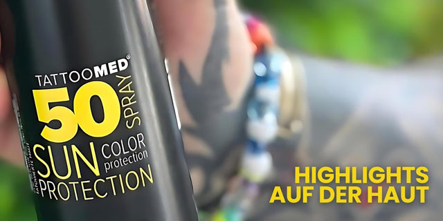 Tätowierte Hand hält TattooMed sun protection spray 50 lsf  vor grünen Pflanzen, Sonnenschutz für Tattoos, TattooMed sun protection, Sommer-Tattoo-Pflege