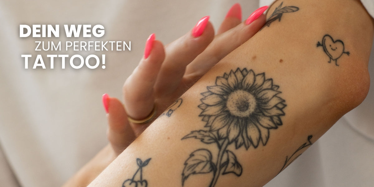 Frauenarm mit Tattoos, Frau cremt Tätowierung ein, pinke Fingernägel