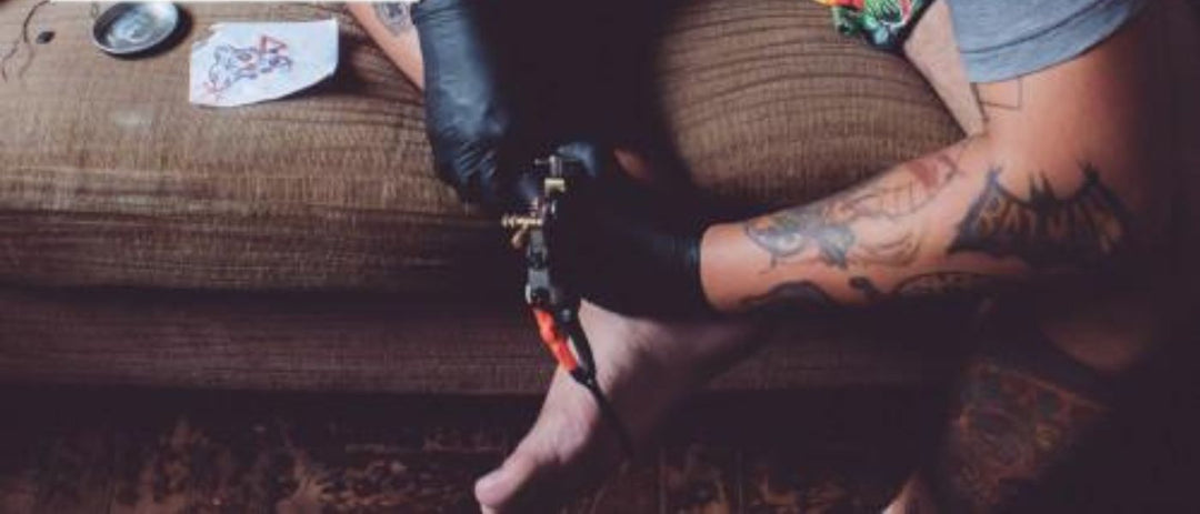 Tattoo selber stechen: Risiken, Pflege und Tipps