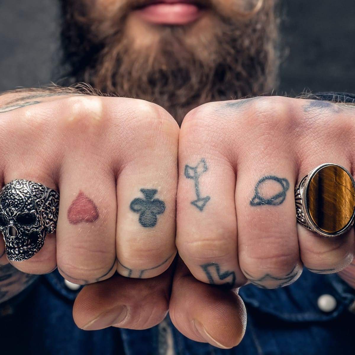 Finger Tattoo: Haltbarkeit, Symbole und Pflege