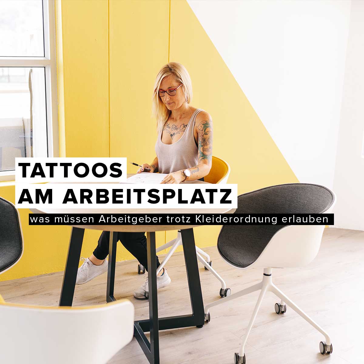 Tattoos am Arbeitsplatz – was müssen Arbeitgeber trotz Kleiderordnung erlauben?