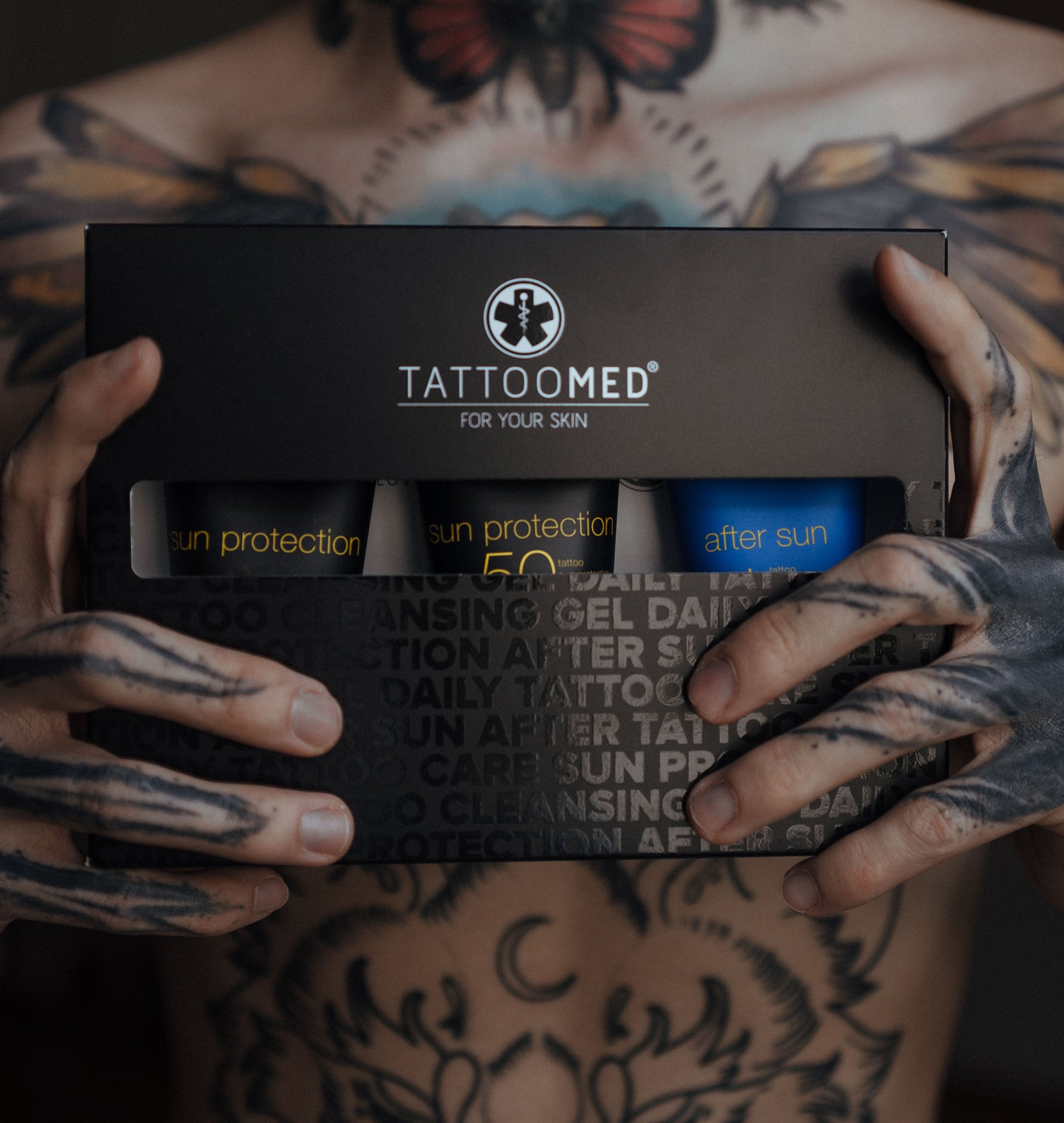 TattooMed All In Bundle Sun gehalten von einer tätowierten Person