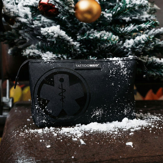 TattooMed CareBag vor weihnachtlichem Hintergrund