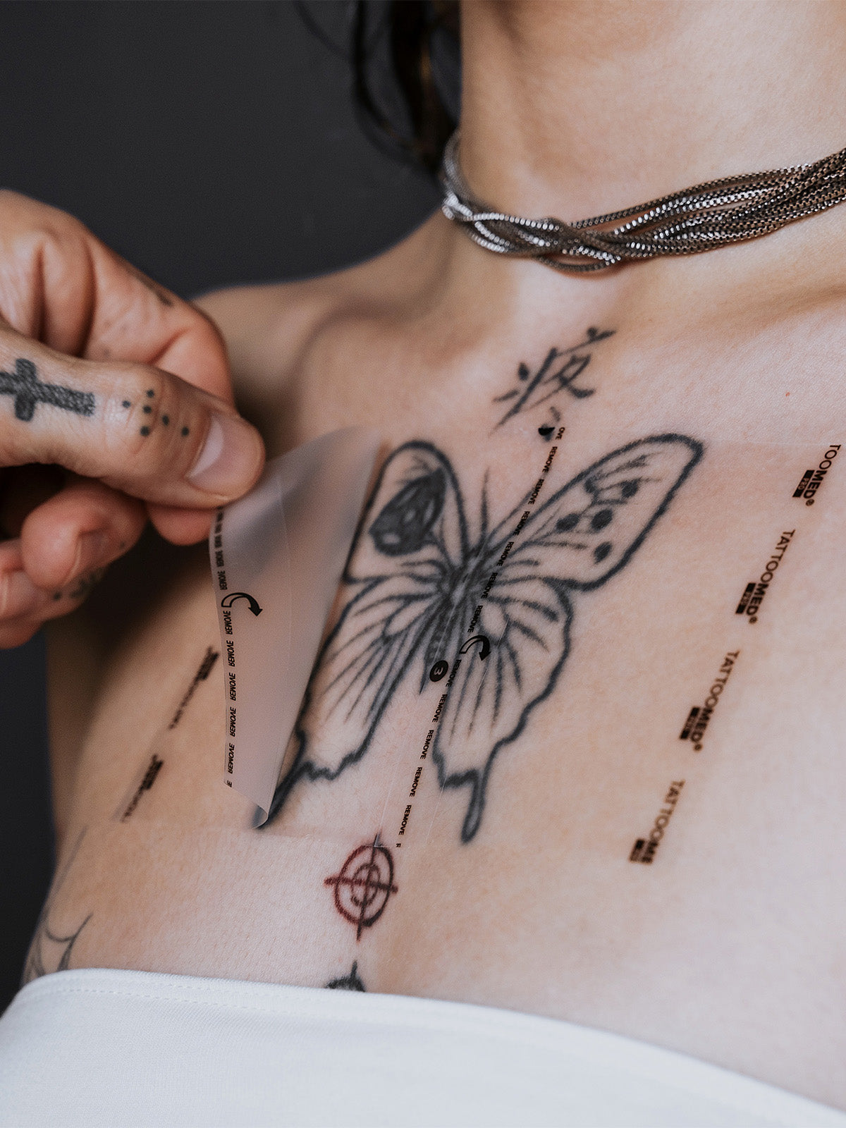 TattooMed Protection Film - wird auf ein frisches Tattoo aufgetragen