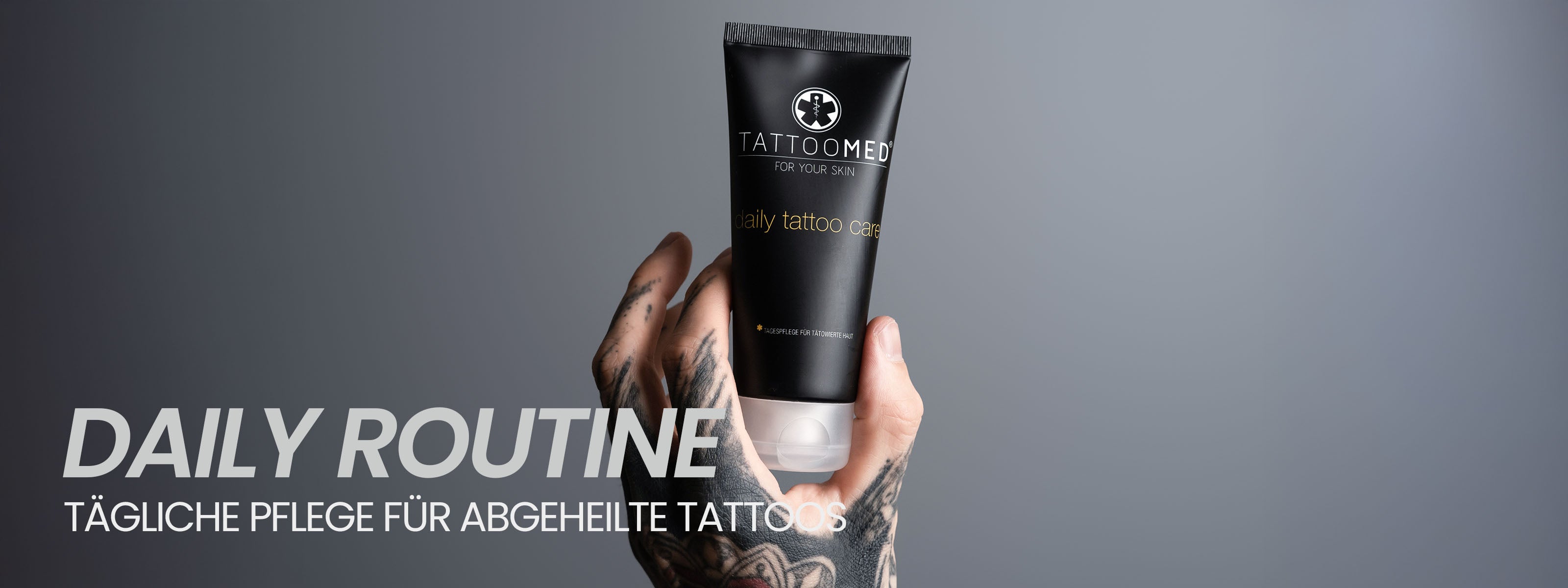 TattooMed Daily Routine - TattooMed Daily Care in einer tätowierten Hand