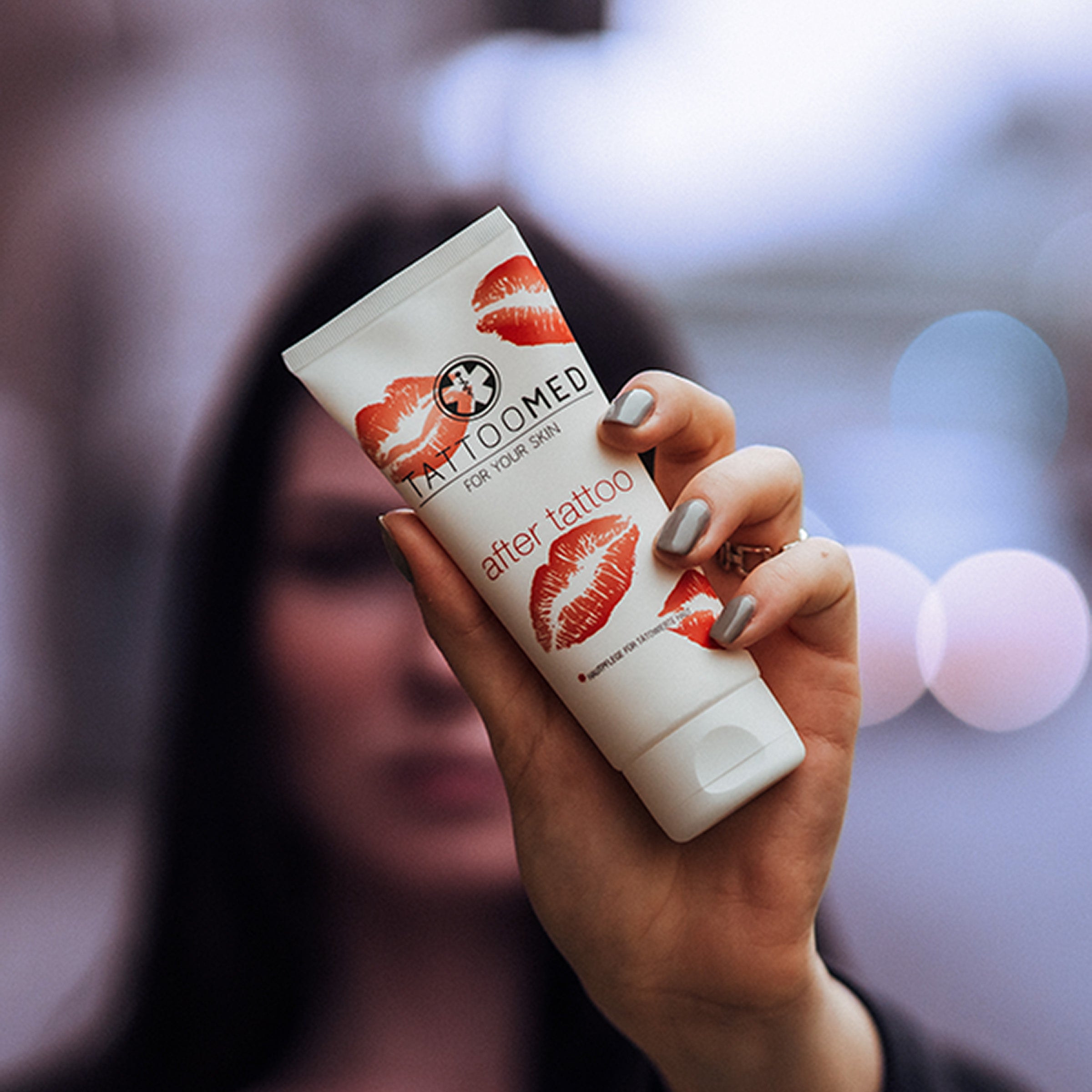 TattooMed After Tattoo Limited Edition Love & Care von einer Frau in die Kamera gehalten