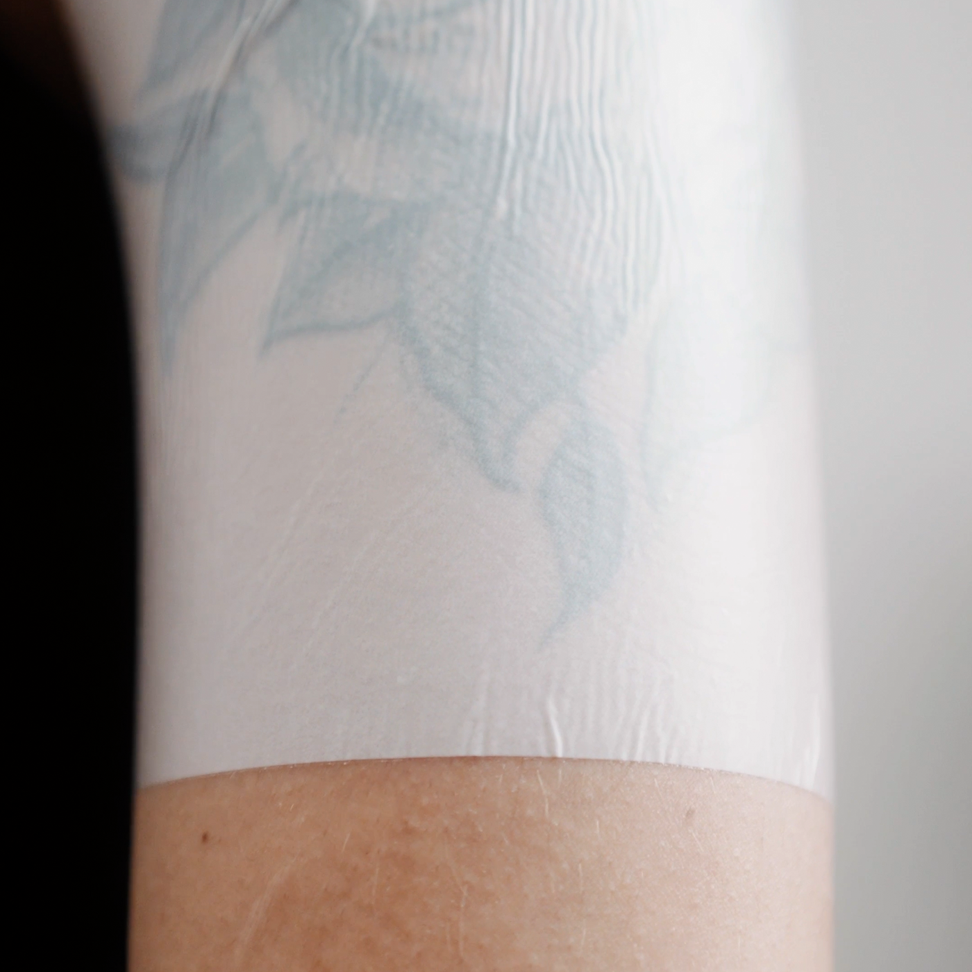 TattooMed UV Patch Milky auf tätowierter Haut