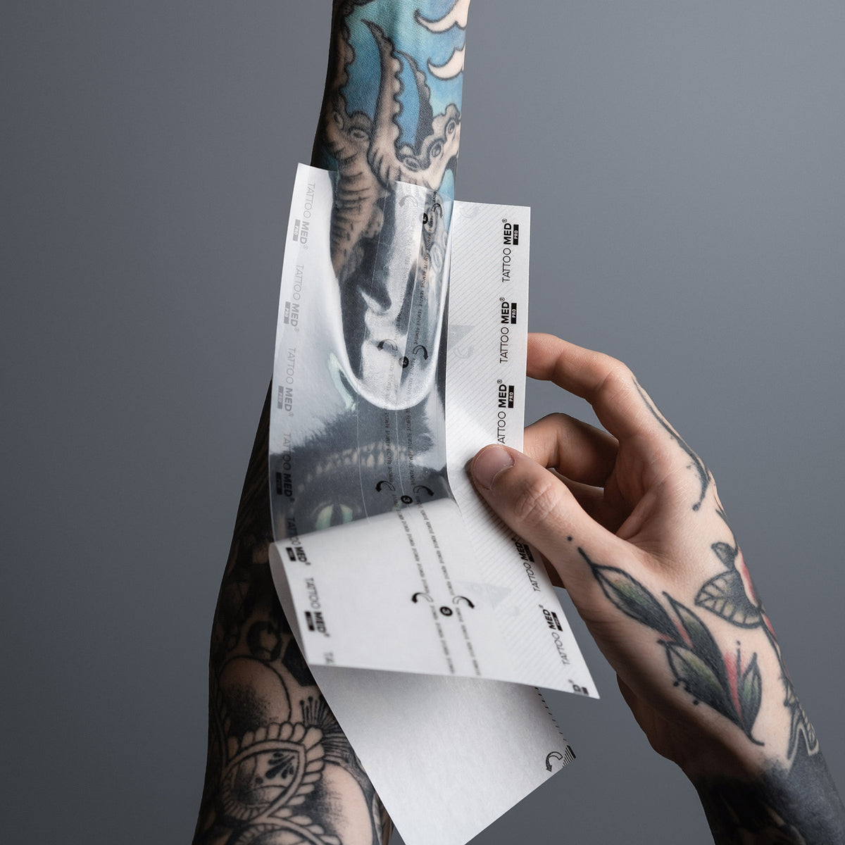 Tätowierte Person mit TattooMed Protection Film - Second Skin