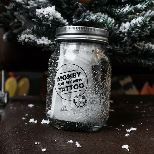 TattooMed Spardose klein in weihnachtlicher Umgebung