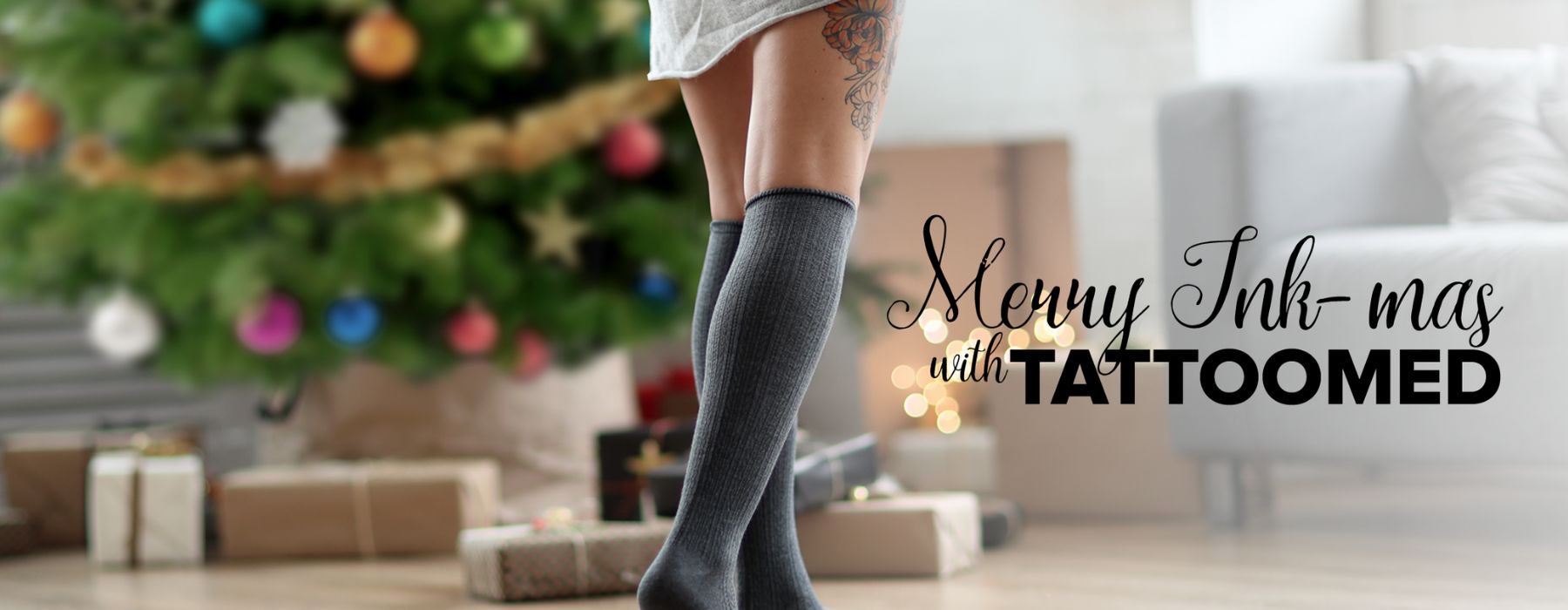 TattooMed feiert Weihnachten mit dir - tätowierte Personen vor Weihnachtsbaum