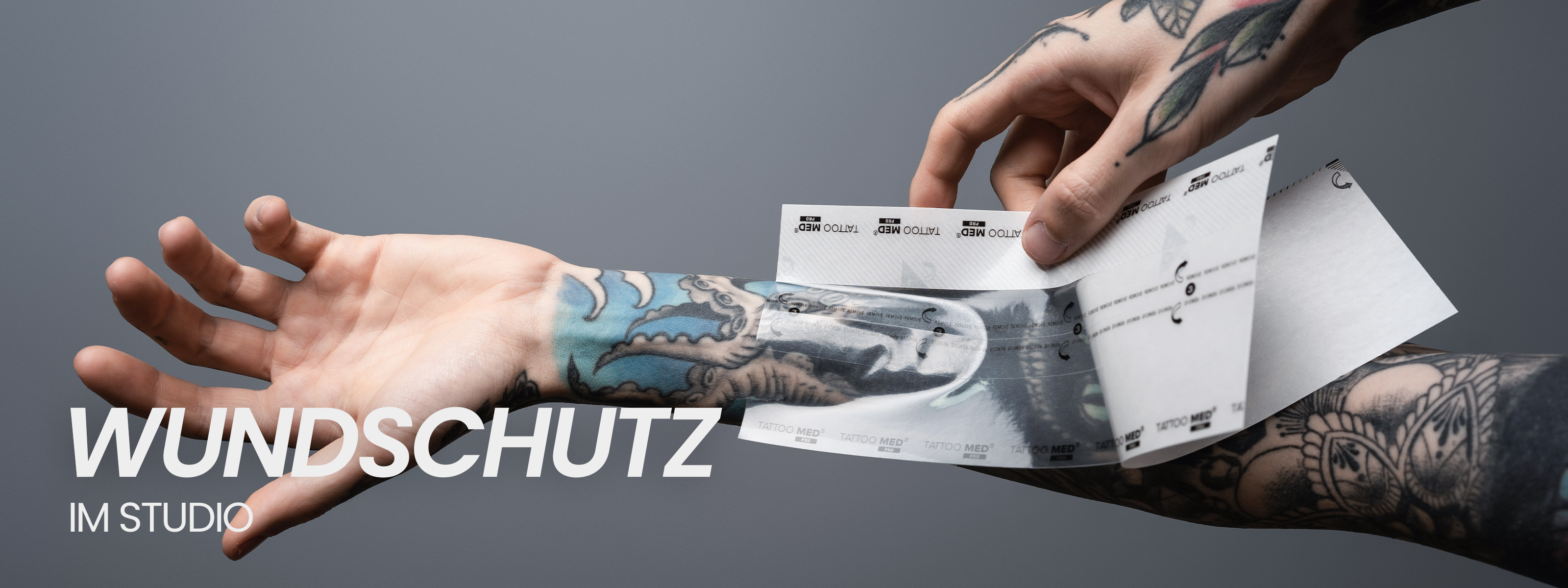 TattooMed Protection Patch wird auf frisch tätowierte Haut aufgetragen
