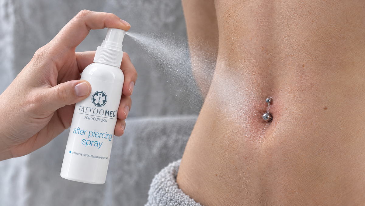 After Piercing Spray wird auf ein Bauchnabel-Piercing gesprüht