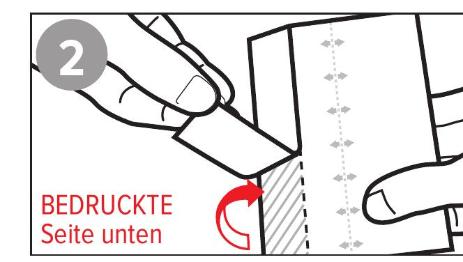 Zeichnung Schritt 2: Film umdrehen, Trägerfolie an der kurzen Seite entfernen.