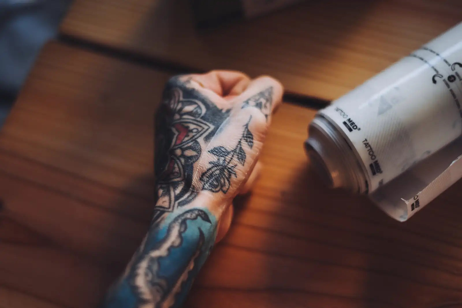Tätowierte Hand mit TATTOOMED® Protection Film